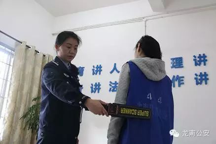 女狱警工资多少_邹显卫女狱警_女狱警