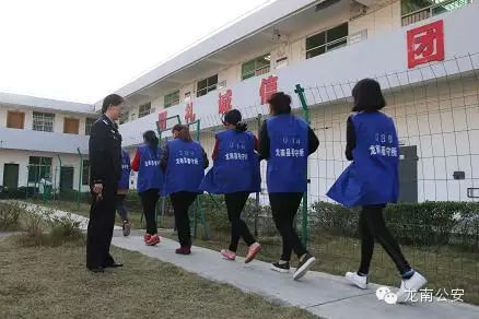 女狱警工资多少_邹显卫女狱警_女狱警