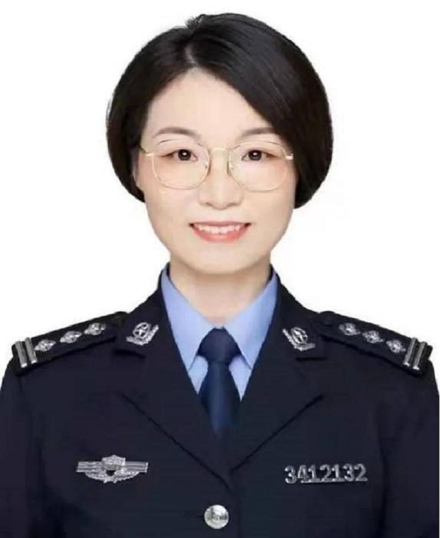 女狱警_监狱女狱警_邹显卫女狱警图片